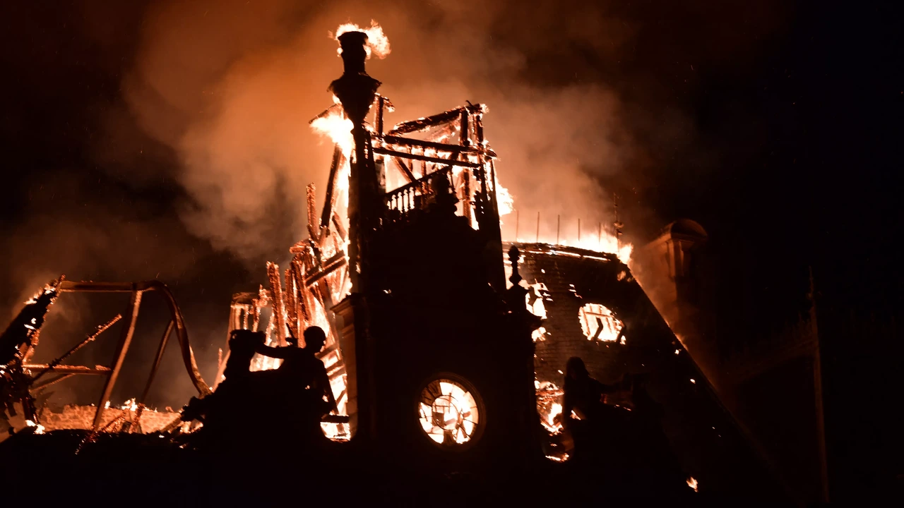 Stadhuis Limoges in brand gestoken, toren ingestort bij Franse protesten