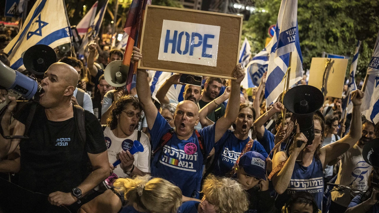 Duizenden Israëliërs eisen onderzoek naar 7 oktober, daags voor verkiezingen