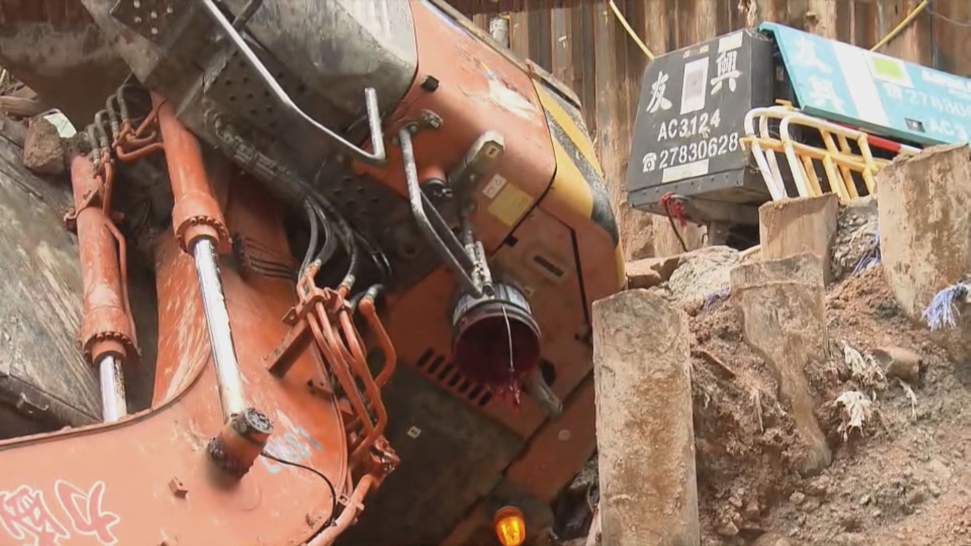 Excavator Overturns in Ho Man Tin; Construction General Union Calls for Prior Safety Assessments