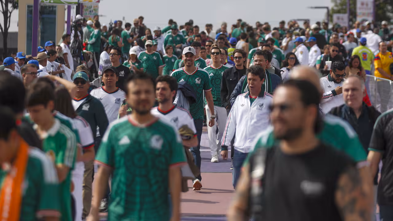 Duizenden fans verzamelen zich uren voor openingsduel WK in Mexico-Stad