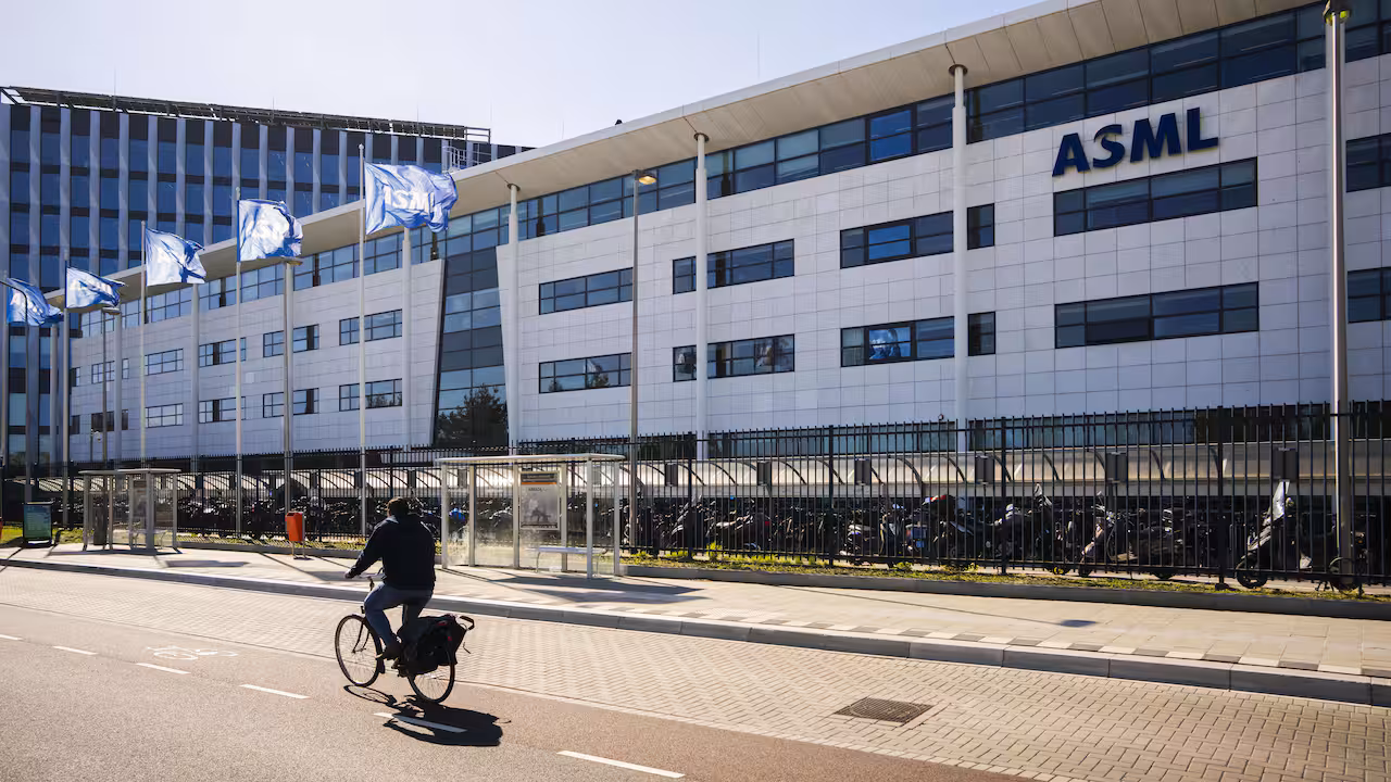 Komend jaar nog geen gedwongen ontslagen bij ASML na akkoord vakbonden