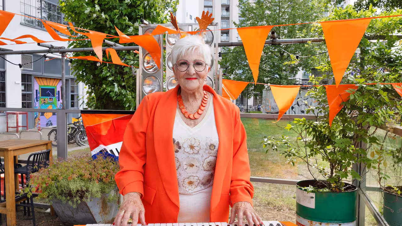 Orgel Joke fit genoeg voor WK-optreden na val op balkon: 'Het is nu aan Oranje'