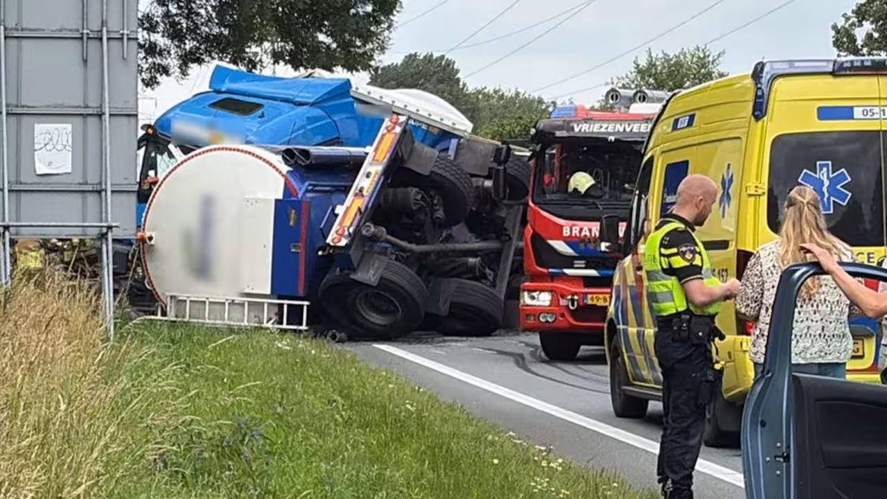Gewonden na 'ernstig ongeval' met drie vrachtwagens op N36 bij Almelo