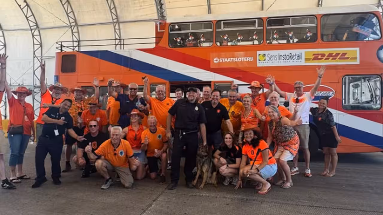 Live WK | Oranjebus gearriveerd in Monterrey: 'Bus kookte van de hitte'