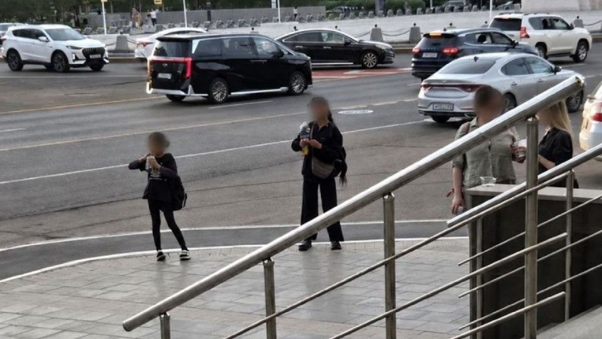 "Вырвала кофе из рук": в Сети сообщили о дерзком поведении подростков в Астане