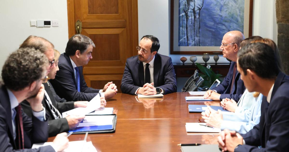 Συνάντηση Χριστοδουλίδη-Φίτο: Στο επίκεντρο ο νέος προϋπολογισμός της ΕΕ, τα νησιά και το «Δικαίωμα Παραμονής»