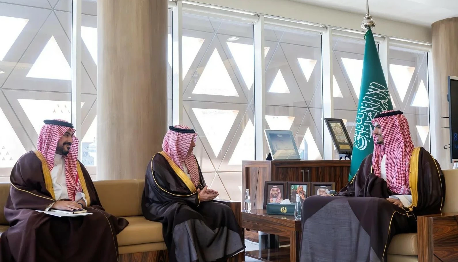 الأمير راكان بن سلمان يستقبل المستشار بالديوان الملكي فهد تونسي