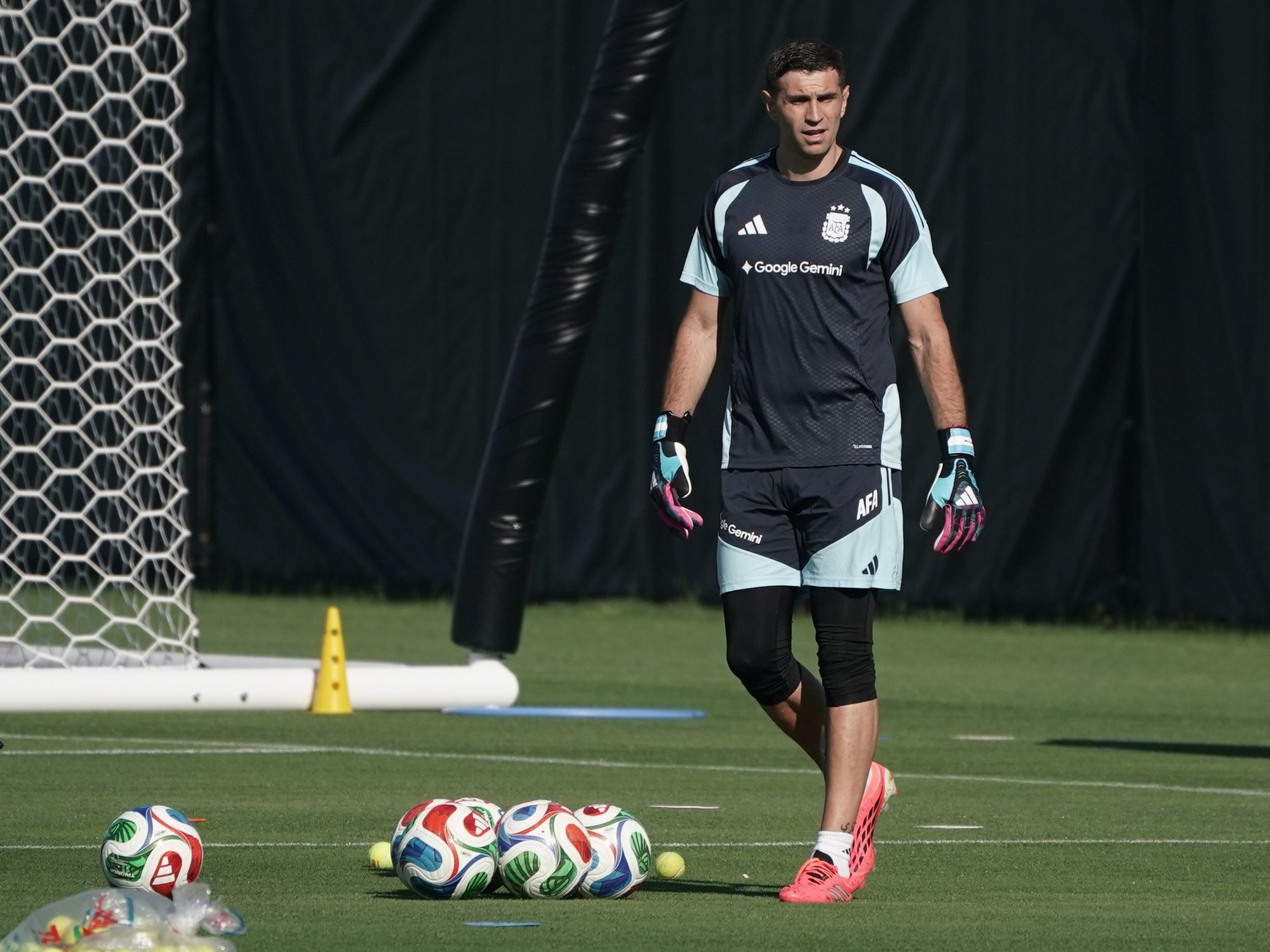 Gran noticia para la Selección: Dibu se entrenó con guantes a cinco días del debut