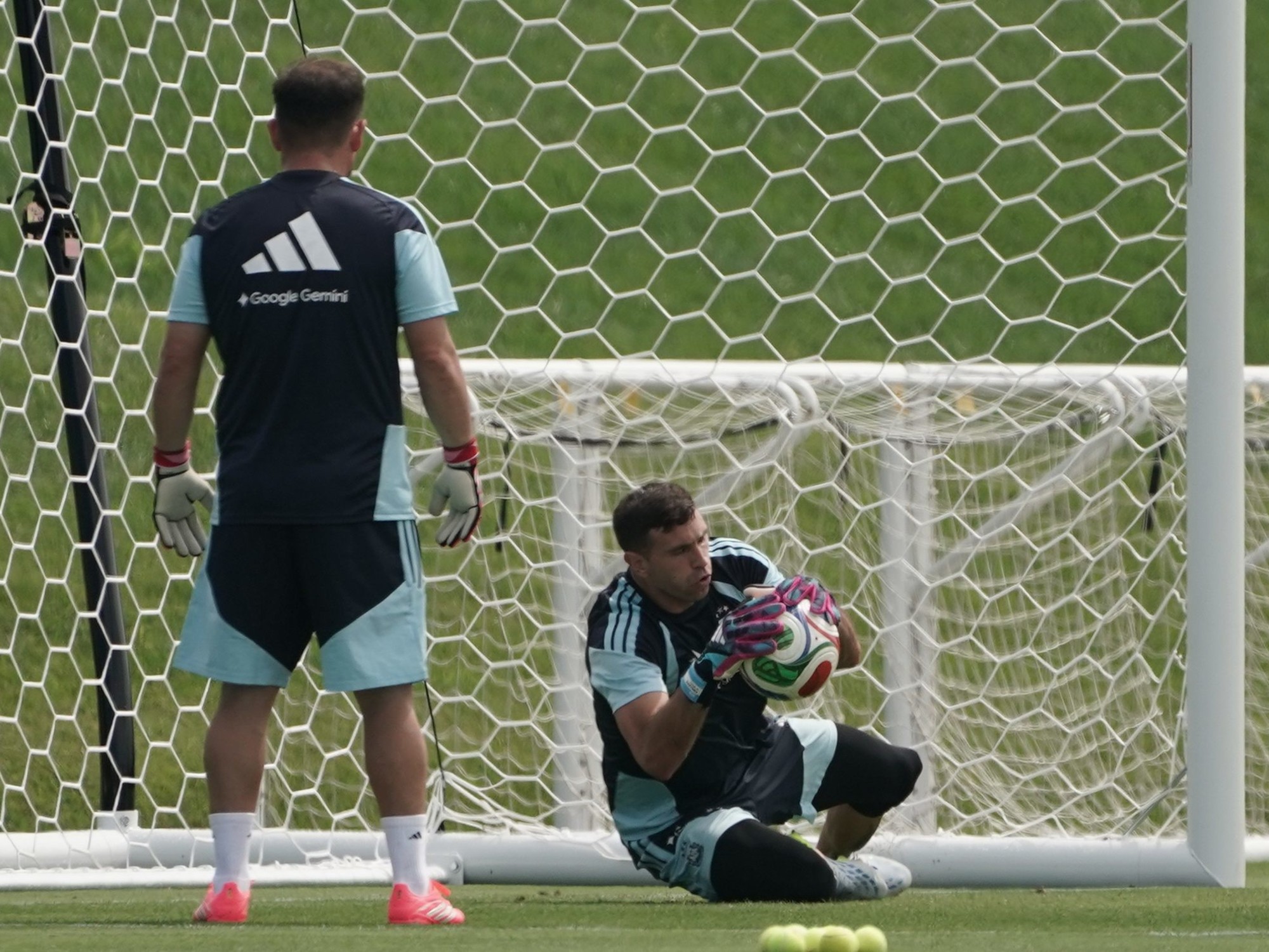 Dibu y otra buena señal: casi listo para el debut
