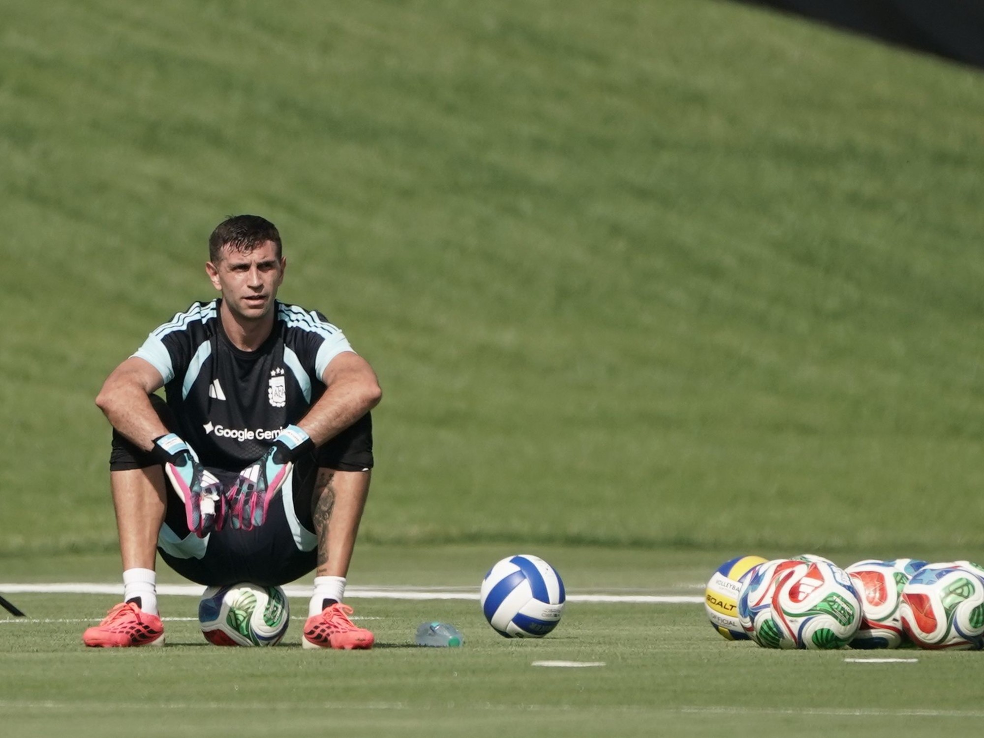 La importante decisión que Scaloni debe tomar con Dibu Martínez
