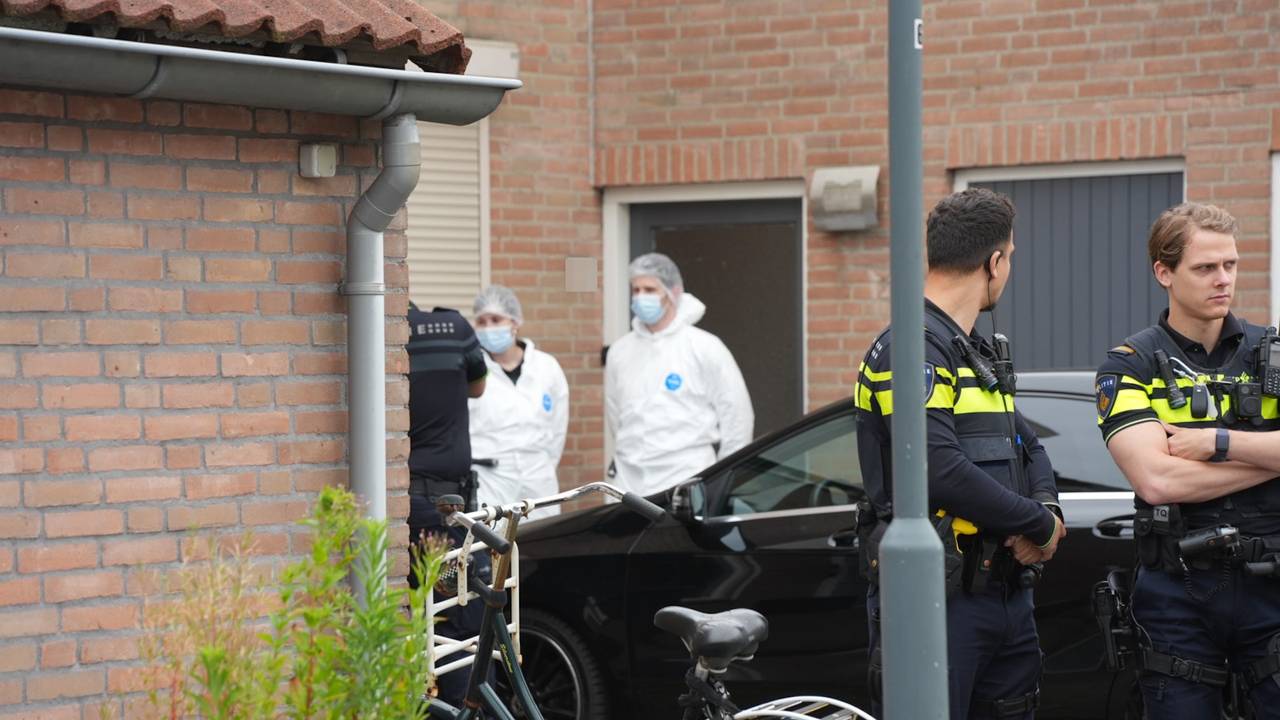 Lichaam gevonden in huis, politie in witte pakken doet onderzoek