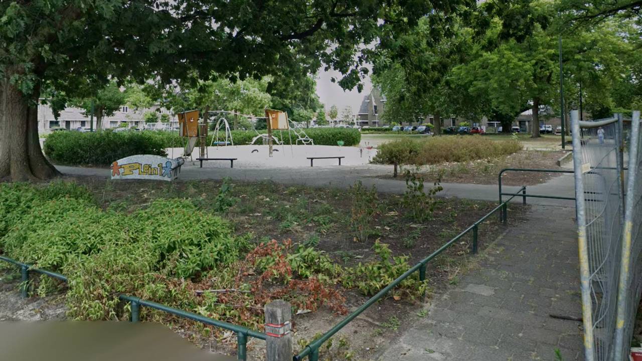 Dronken man maakt foto's van meisje bij speeltuin, moeder grijpt in
