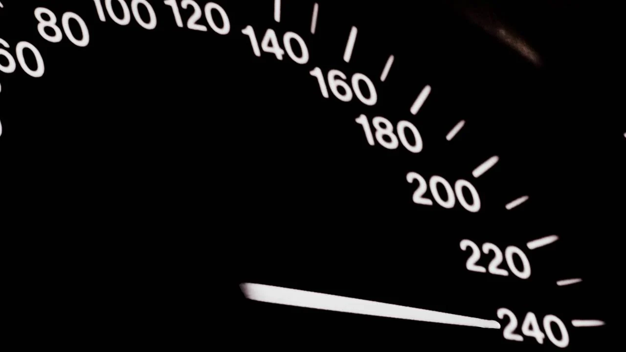Automobilist scheurt met ruim 200 km per uur over A2, rijbewijs kwijt