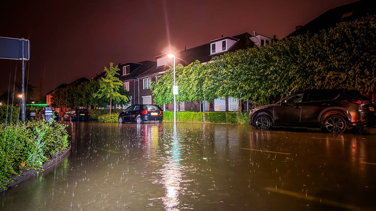 Stormnacht in Nuenen: regen raast horizontaal door de straten