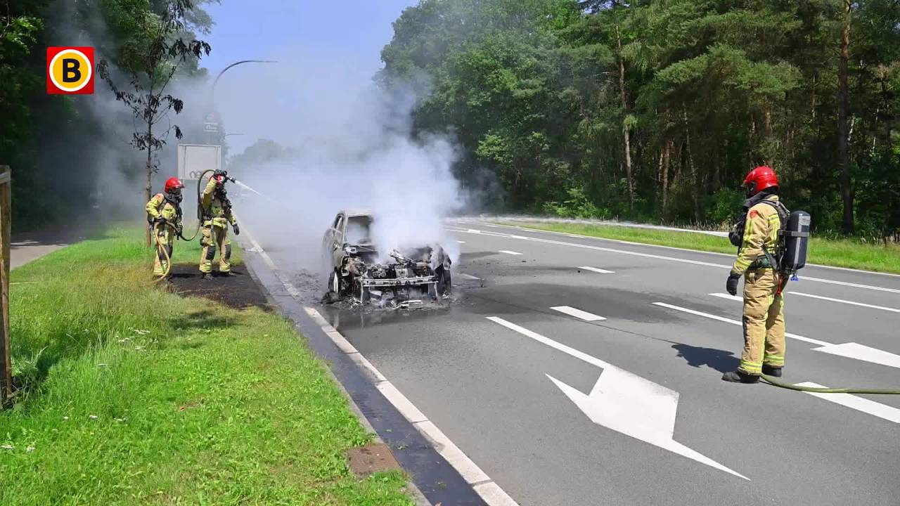 Chauffeur ontsnapt aan drama na steekvlam in rijdende auto