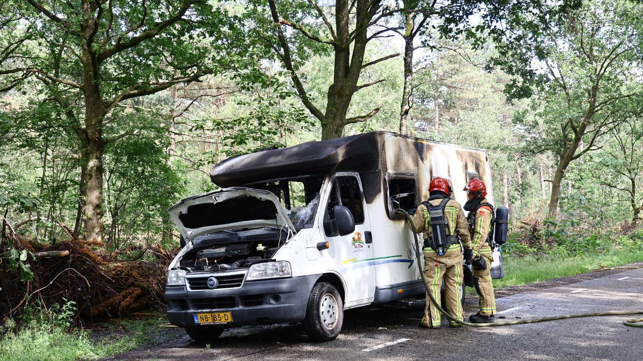 Camper gaat in vlammen op tijdens picknick van gezin in bos