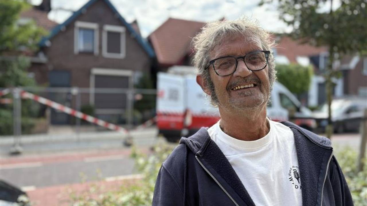 Frank hoort knal tijdens WK, later kijkt hij zo door zijn dak naar buiten
