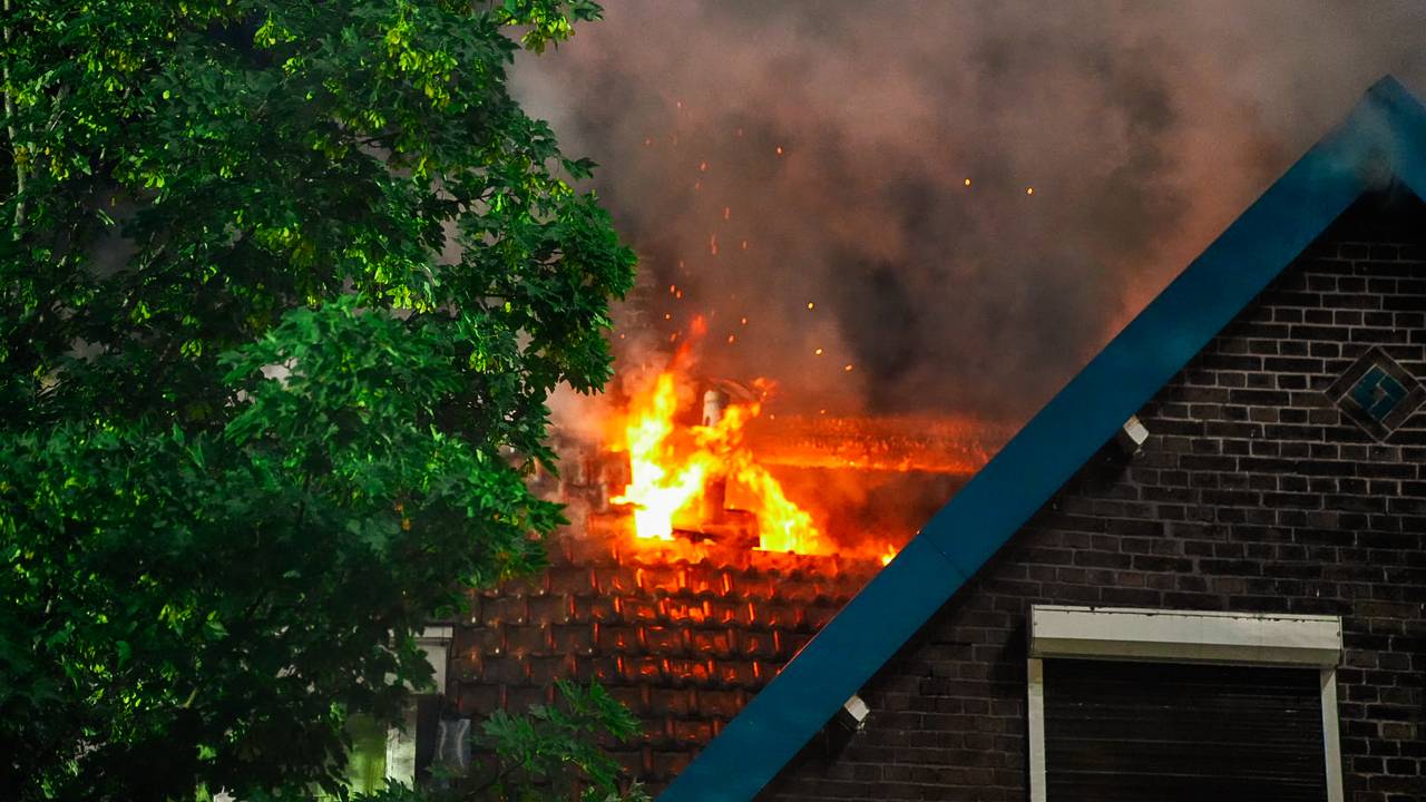 Brand verwoest huis in Waalwijk, bliksem sloeg in tijdens hevig onweer
