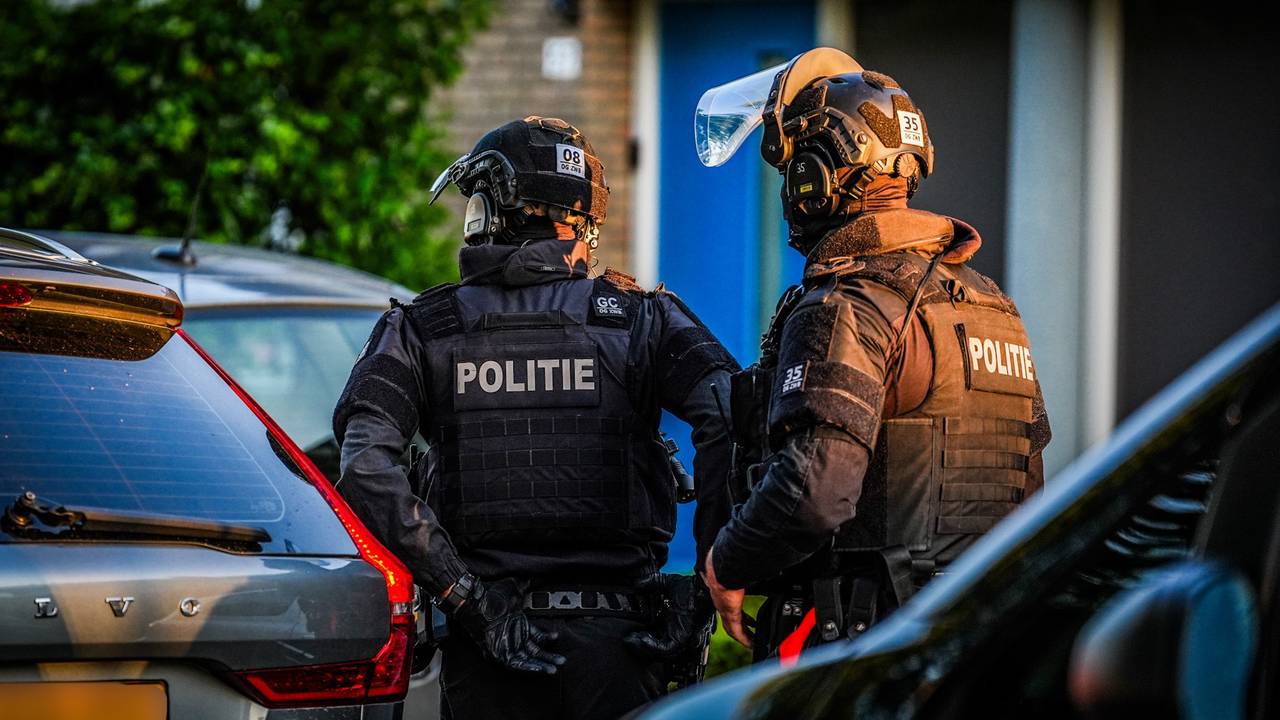 Arrestatieteam doet invallen in Veldhoven, zeker een aanhouding
