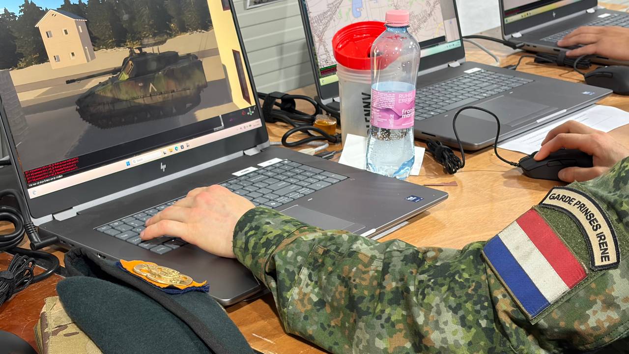 Met paraplu en visnet op oefening naar het front, strijden tegen drones
