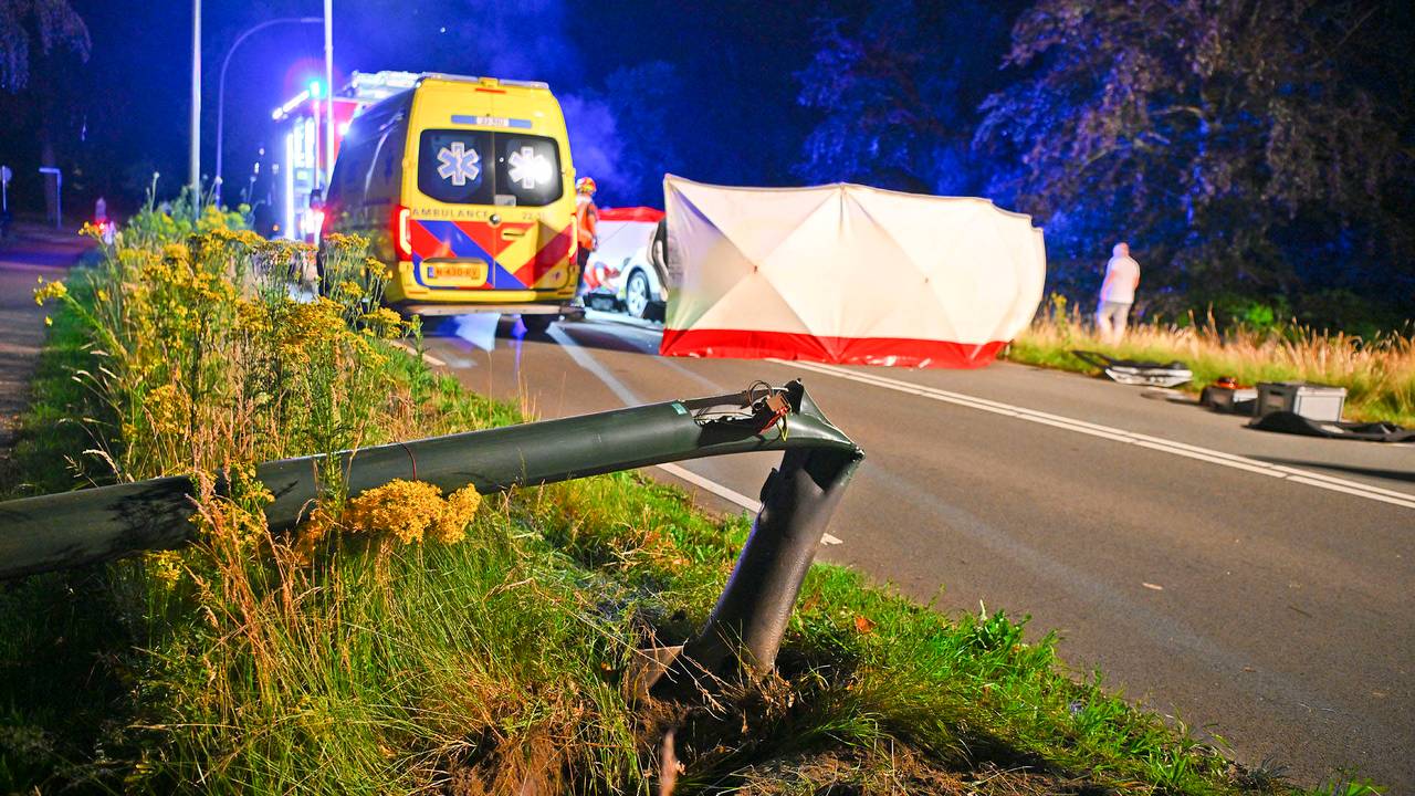 Vrouw overleden nadat lantaarnpaal op auto viel in Valkenswaard