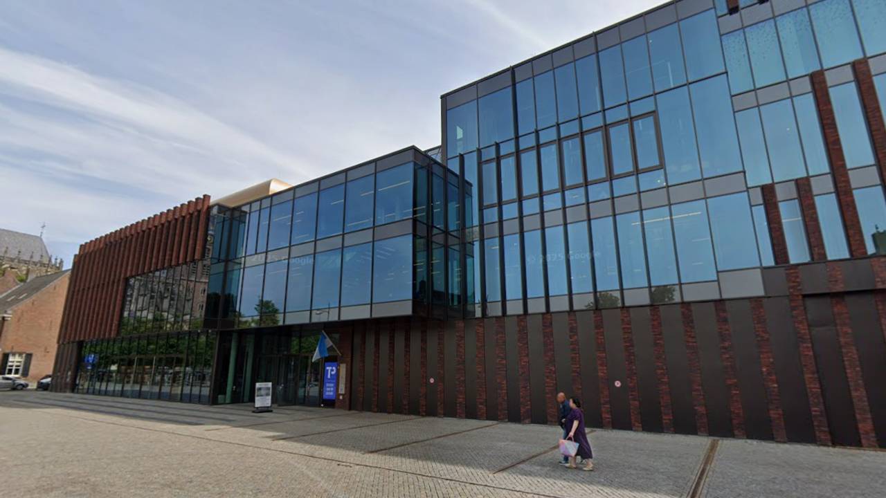 Opnieuw laten gevelstenen los van Theater aan de Parade in Den Bosch