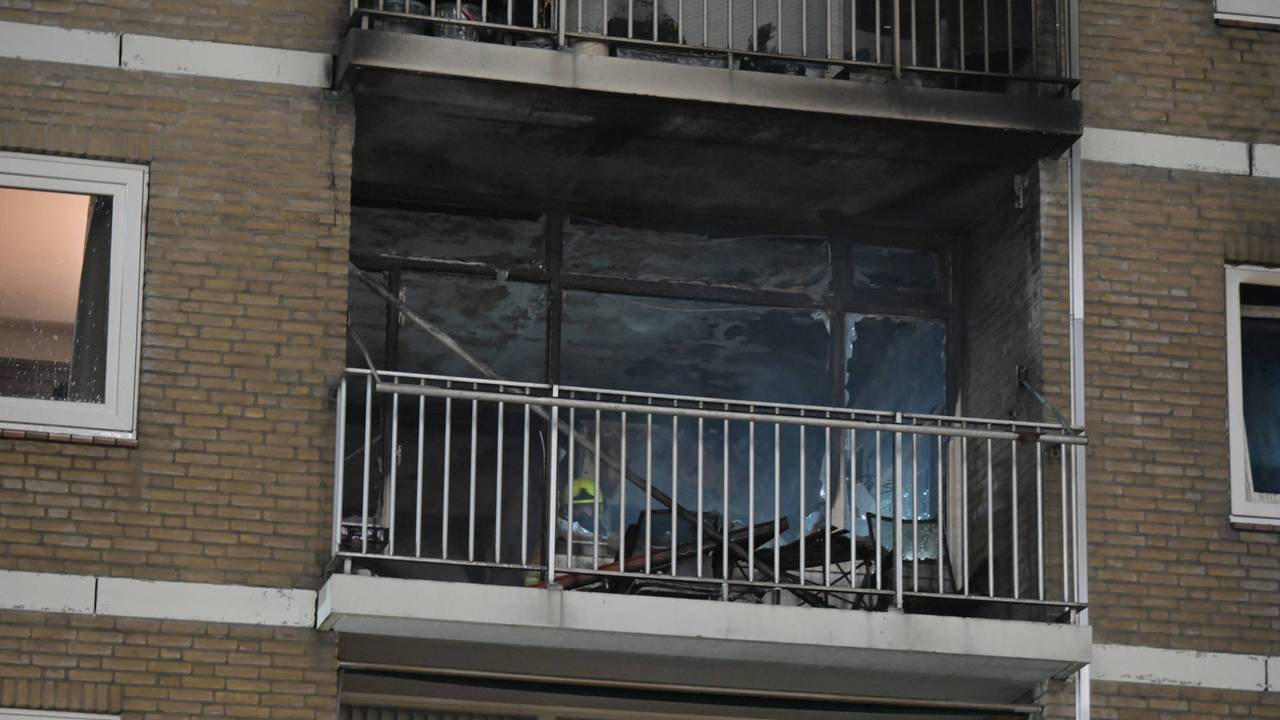 Vuur verwoest appartement in Roosendaal, bewoners buiten opgevangen