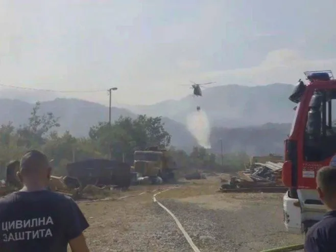 Helikopter gasi požar kod Trebinja, u Konjicu varničenje voza uzrokovalo vatru