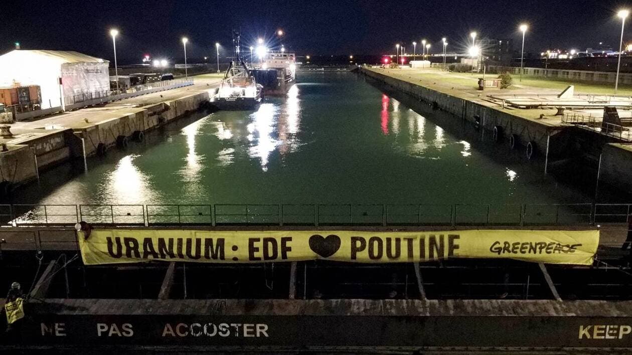 Quatre militants de Greenpeace arrêtés après le blocage d’un cargo soupçonné de transporter de l’uranium enrichi russe