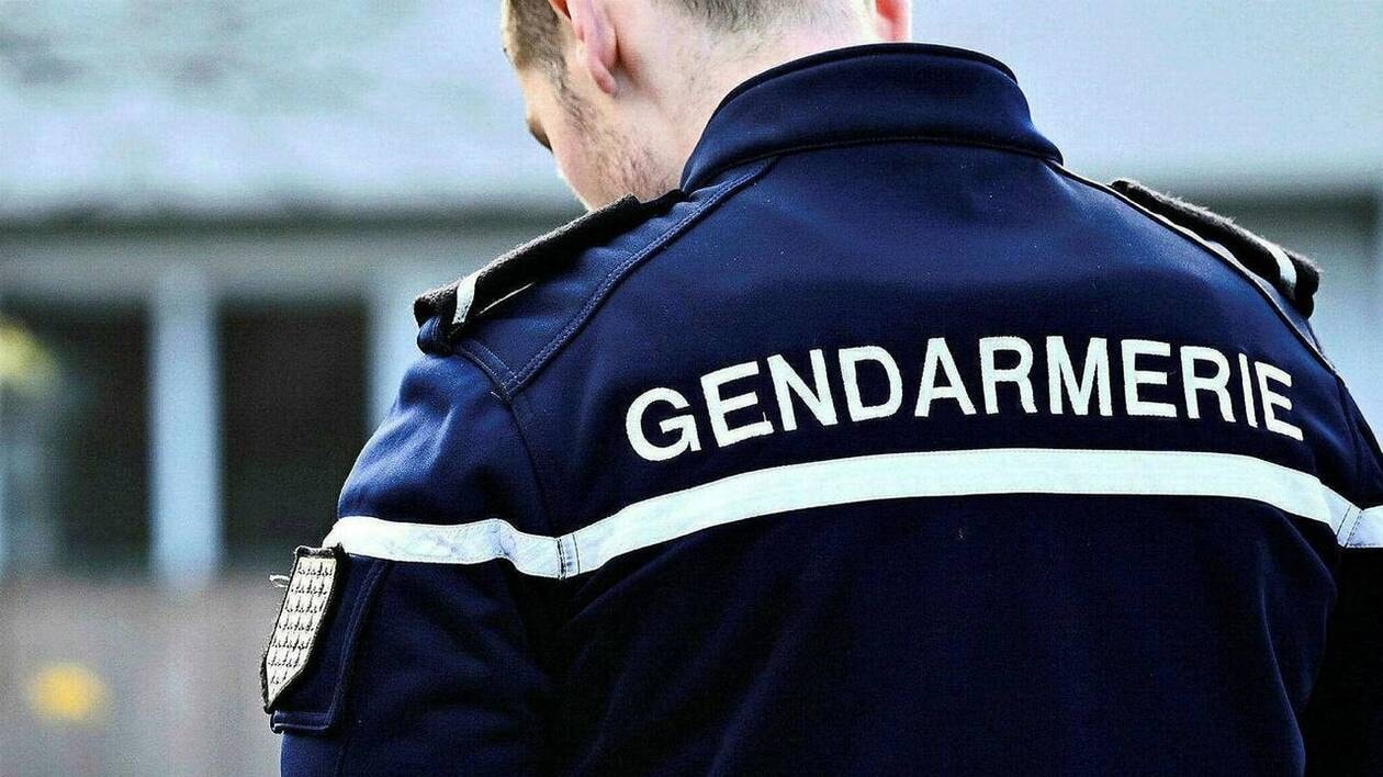 Un homme retrouvé mort chez lui dans un village en Sarthe : son compagnon placé en garde à vue