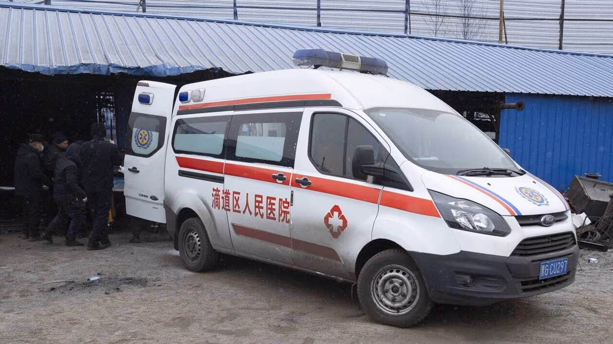 Huit morts et des dizaines de personnes coincées dans une mine de charbon en Chine