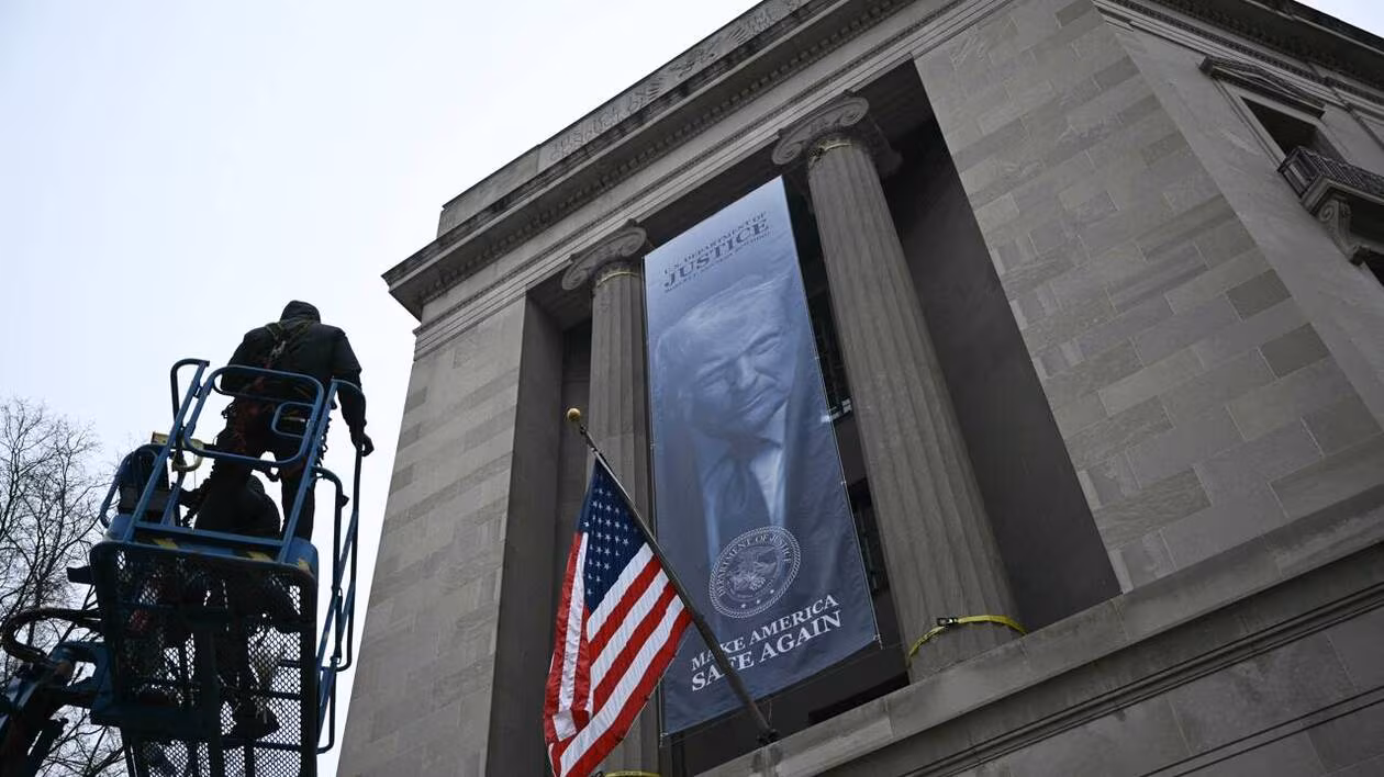 Bâtiments publics, billets de banque, navires… Donald Trump appose sa marque partout comme un homme d’affaires