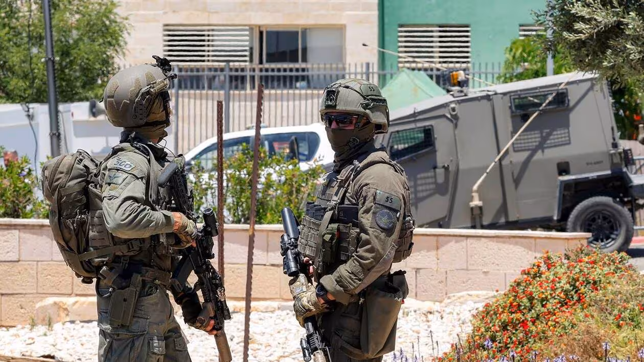 Guerre au Moyen-Orient : Israël affirme être la cible de missiles iraniens, les écoles fermées lundi dans tout le pays