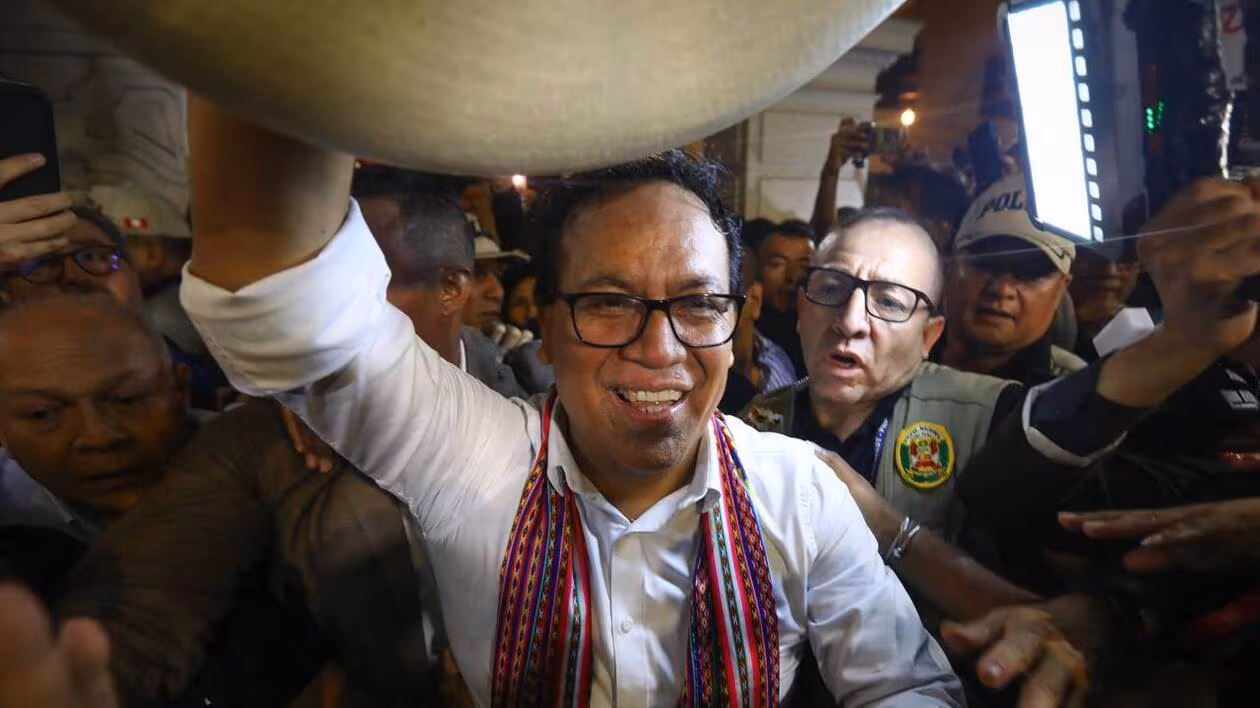 Présidentielle au Pérou : le candidat de gauche Roberto Sanchez en tête dans un duel au coude à coude