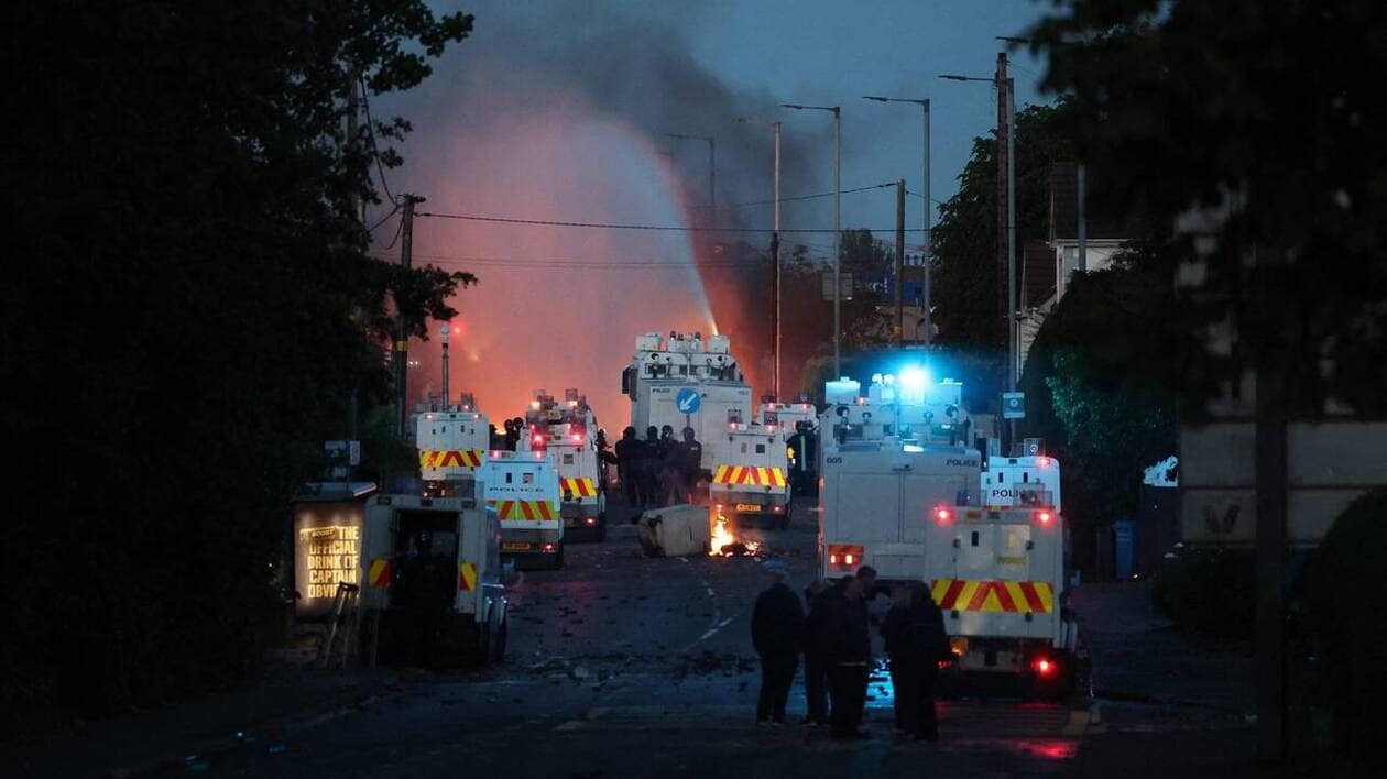 Nouvelle nuit de manifestations à Belfast, la police contrainte d’utiliser un canon à eau