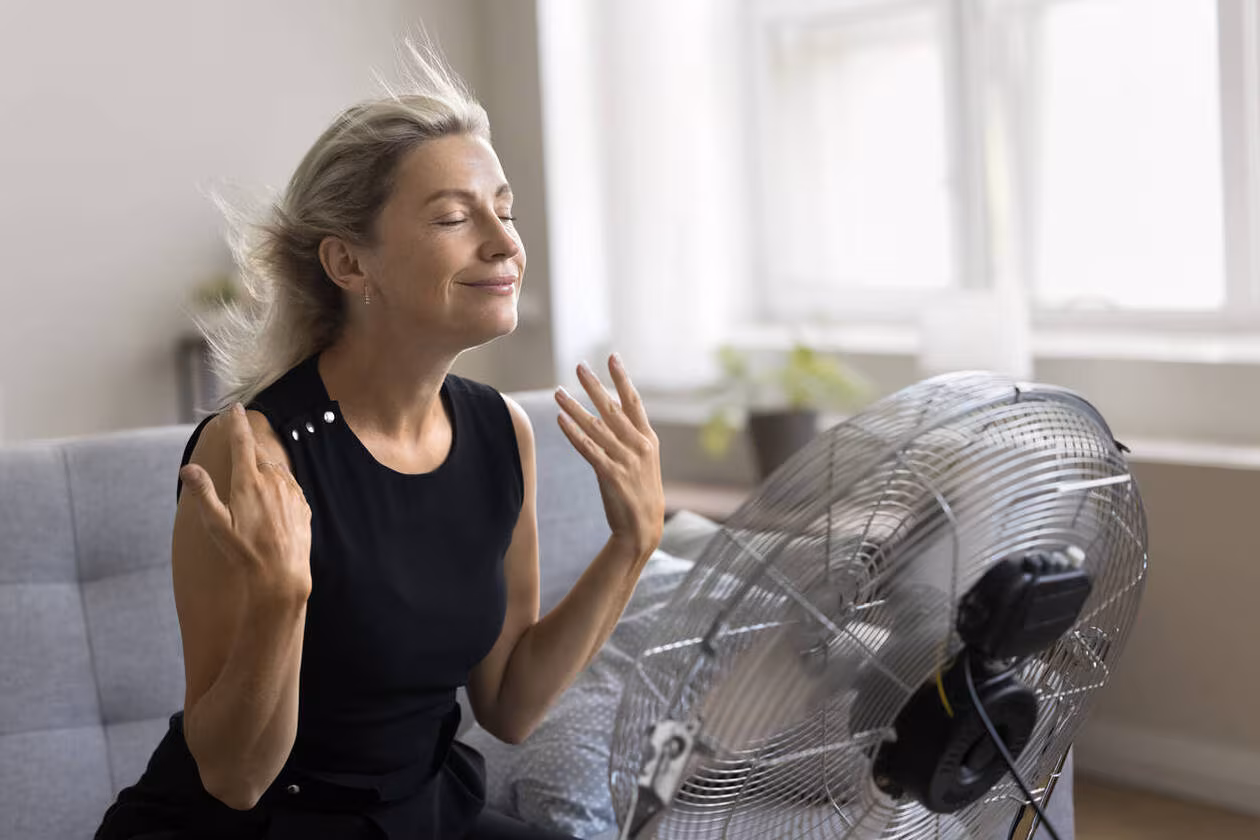 Faut-il vraiment éviter de porter du noir pour avoir moins chaud en pleine canicule ?