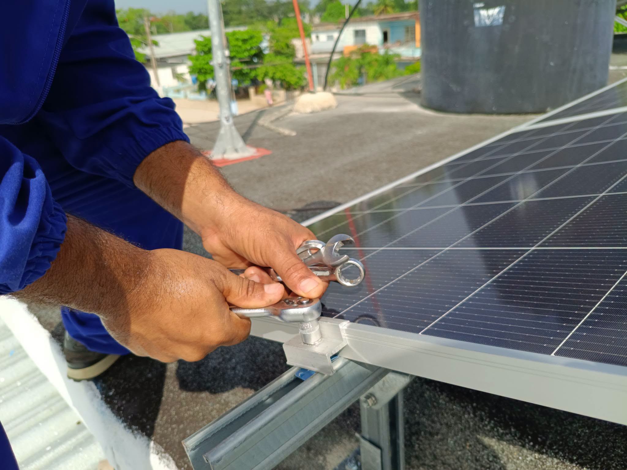 Paneles solares llegarán a más de 50 centros de Etecsa en Las Tunas