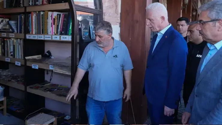 Vali Gül, su baskını yaşanan Üsküdar Sahaflar Çarşısı'nı ziyaret etti