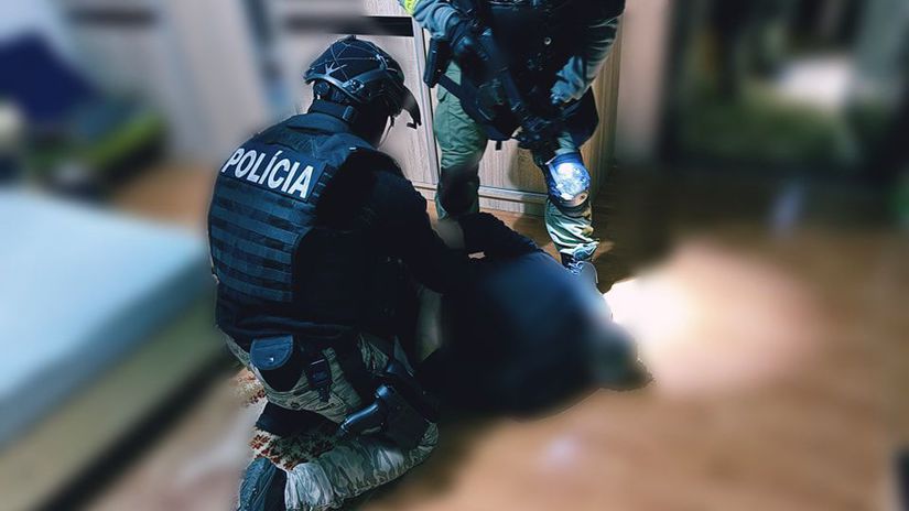 Razia na juhu Slovenska. Elitné komando zadržalo niekoľko osôb pre podozrenie z nedovoleného ozbrojovania