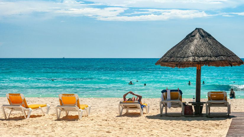 Vstával o šiestej, no ležadlá boli stále obsadené. Turista po dovolenke vysúdil odškodné