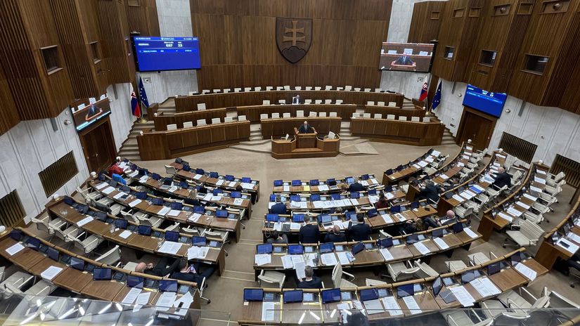 Poslanci odmietli 20 opozičných návrhov a ukončili si schôdzu, zostalo im pritom 50 bodov