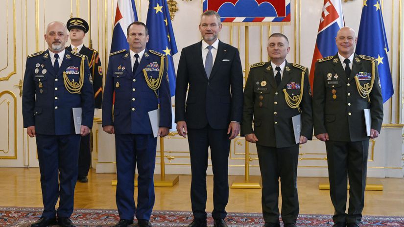 Pellegrini vymenoval štyroch generálov. Varoval ich pred hrozbami, pripomenul im pád ruského dronu v Rumunsku