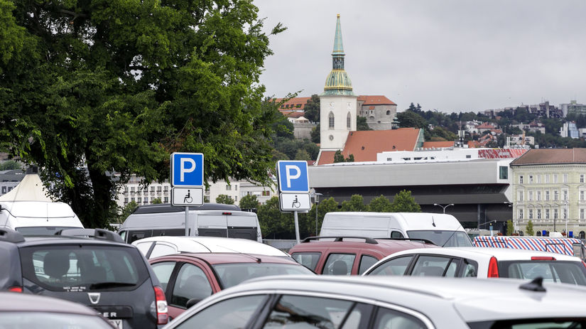 Samosprávy si vydýchli. Novela zákona potvrdila ich právo regulovať parkovanie