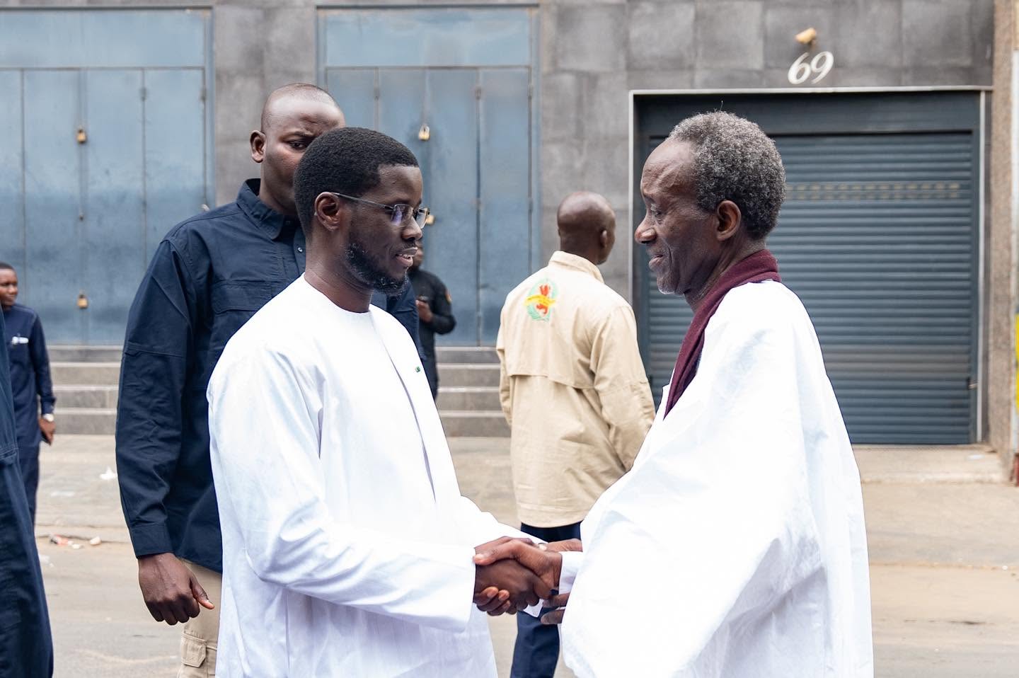 Diplomatie religieuse : Le Président Bassirou Diomaye Faye présente les condoléances de la Nation à la famille de Darou Khoudoss