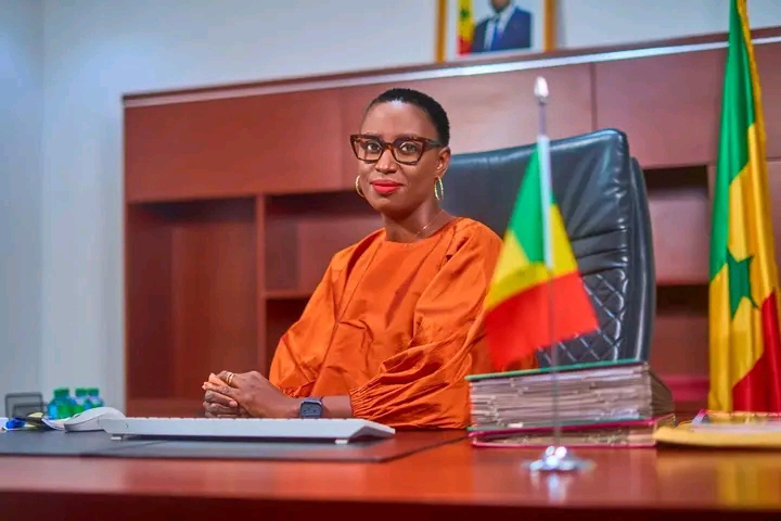 Sénégal : Tahirou Sarr défend la ministre Djirèye Clothilde Coly face aux critiques sur son apparence