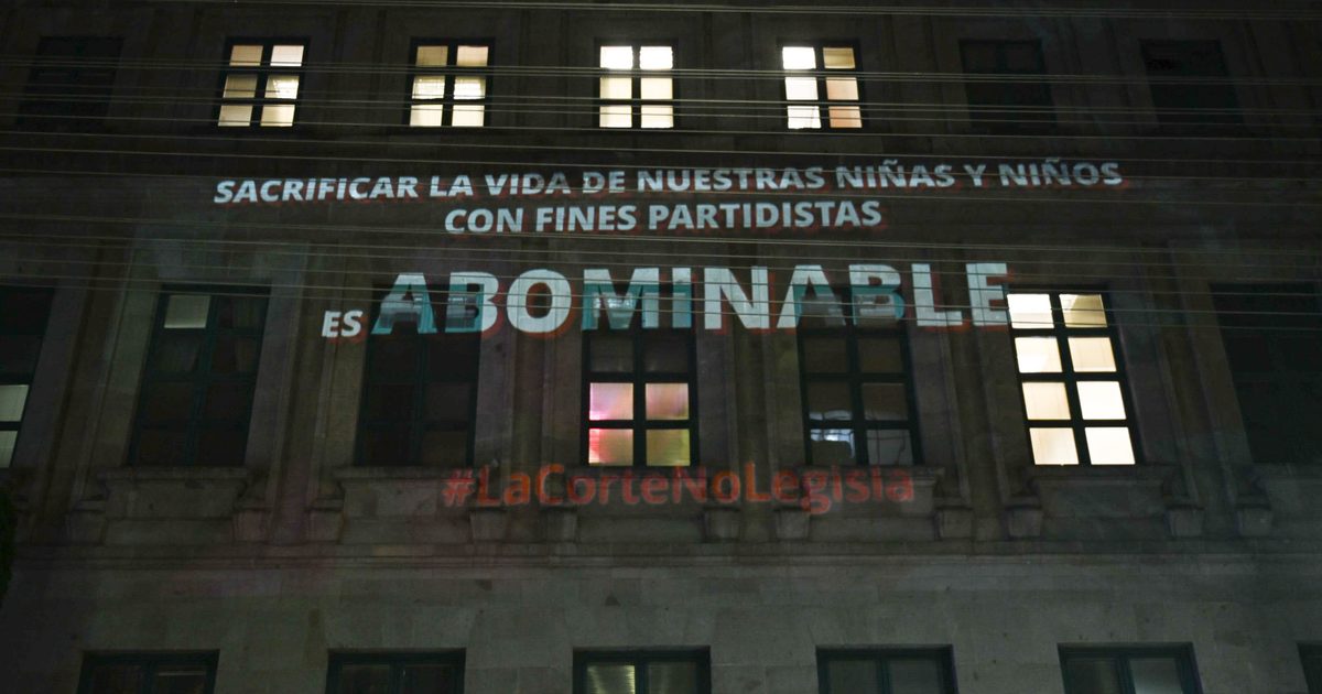 Organizaciones provida protestan afuera de la Suprema Corte