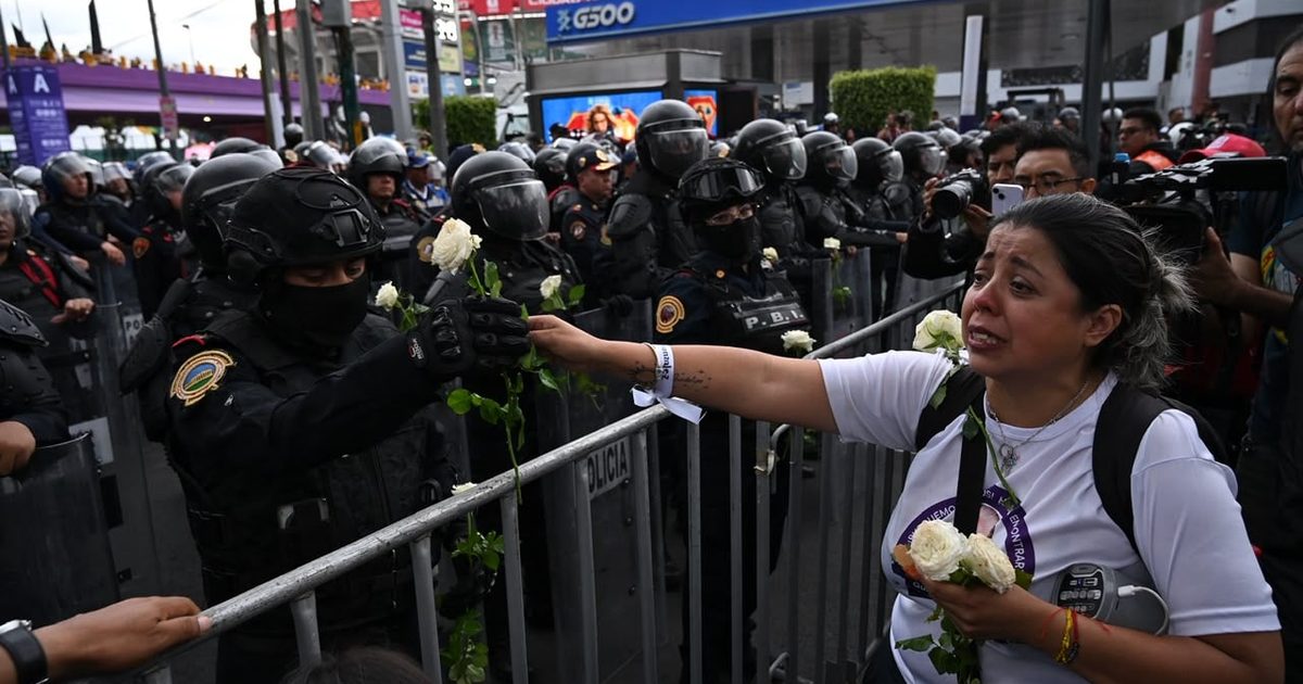 Rosas entre escudos: Madre buscadora entregó flores a policías