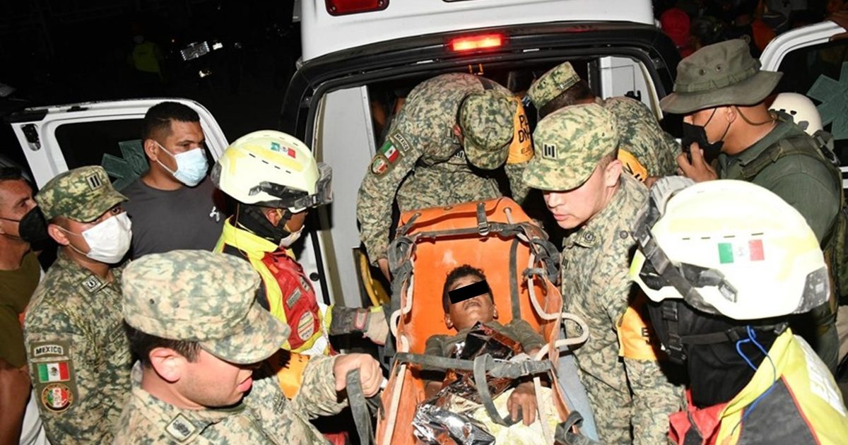 Ejército mexicano rescata con vida a un niño atrapado entre los escombros en Venezuela