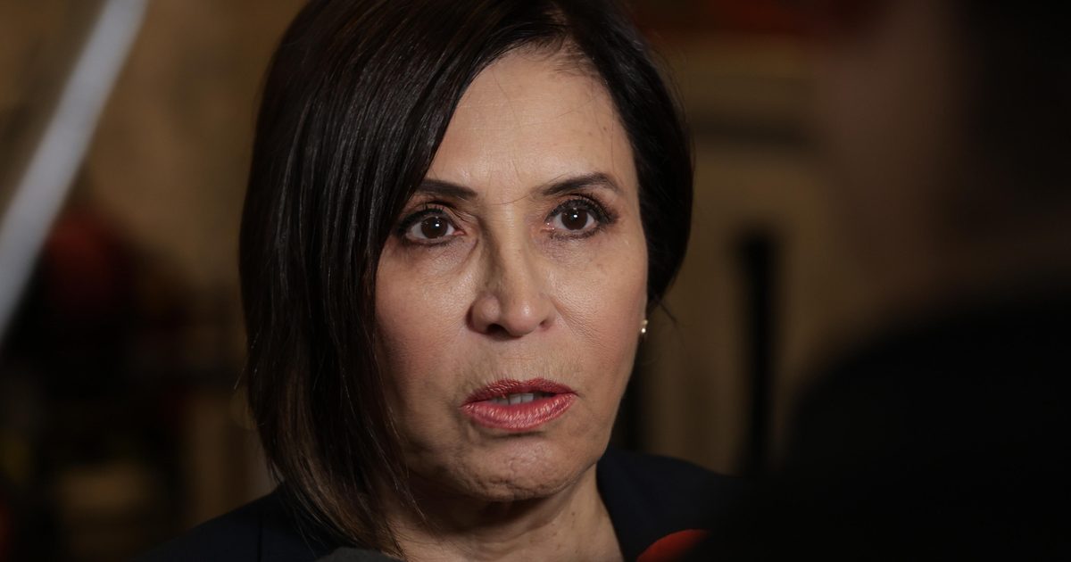 Reaparece Rosario Robles; alerta sobre riesgos democráticos en América Latina