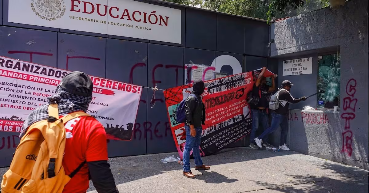 CNTE irrumpe en la SEP y se enfrenta con personal de seguridad; manifestantes rompen vidrios y toman instalaciones